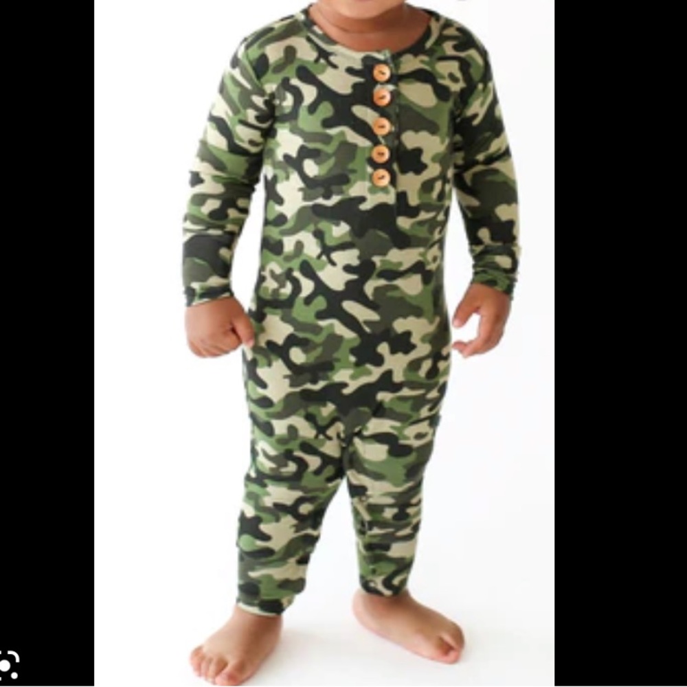 I am selling this Posh Peanut Camouflage onesie(pajamas).